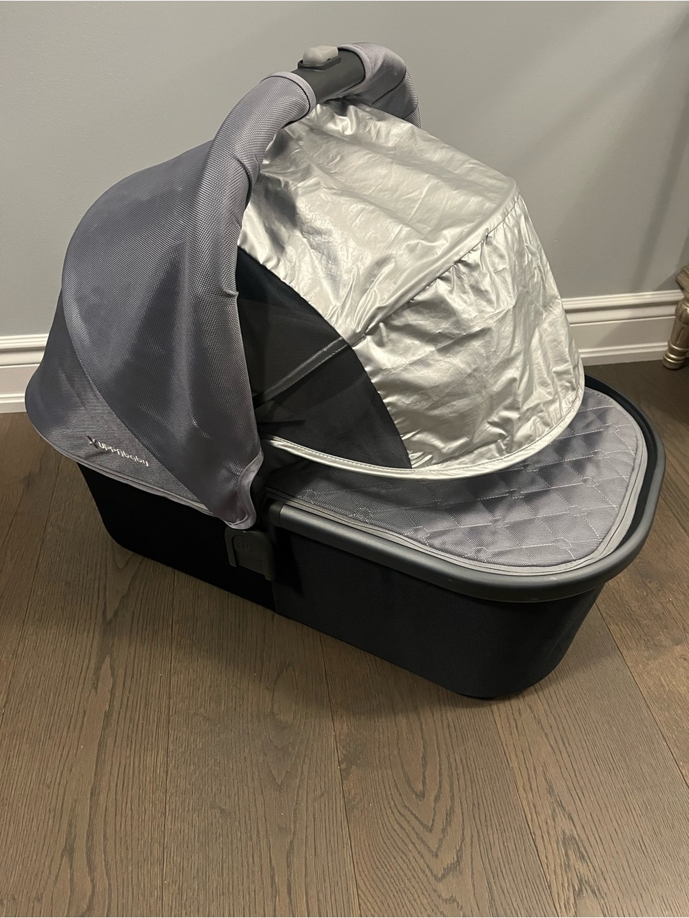 Uppababy gray bassinet very good condition